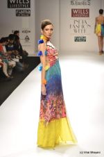 Model walk the ramp for Khushi Z Show at Wills Lifestyle India Fashion Week 2012 day 2 on 7th Oct 2012 (31).JPG